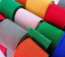 Elástico de Telar Nos especializamos en aportar las mejores soluciones en elásticos reforzados para la industria del calzado y mueblera, así como la fabricación de artículos con materiales sintéticos como cintas rígidas y elásticas para mochilas, permítanos desarrollar para usted un elástico que cumpla exactamente con los requerimientos de su producto.